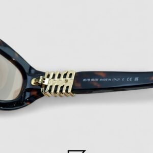 ⁦Miu Miu MU14 141-90H Light Brown Lenses and Tiger Brown Frame With Gold Logo⁩ - الصورة ⁦9⁩