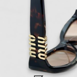 ⁦Miu Miu MU14 141-90H Light Brown Lenses and Tiger Brown Frame With Gold Logo⁩ - الصورة ⁦6⁩